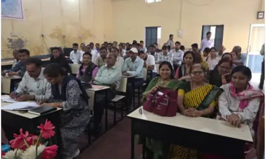 उल्लास-नव भारत साक्षरता कार्यक्रम पर वर्कशॉप: असाक्षरों का सर्वे, उल्लास मोबाइल ऐप पर डेटा दर्ज करने का प्रशिक्षण दिया