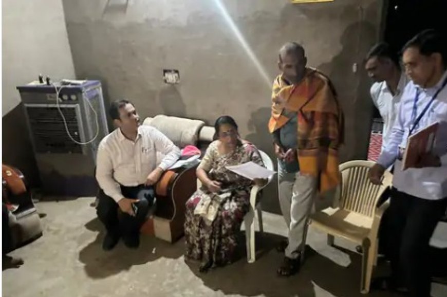 मतदाता के घर पहुंची जिला कलेक्टर, गहन पुनरीक्षण प्रपत्र भरवाया
