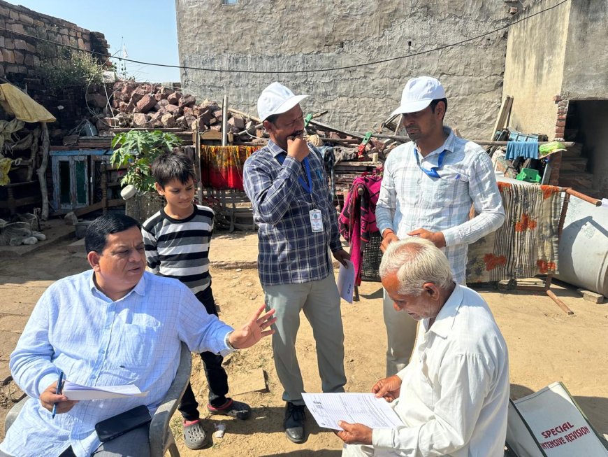 मतदाता सूचियों का गहन पुनरीक्षण कार्यक्रम को जांचने अधिकारी पहुंचे गांव-गांव