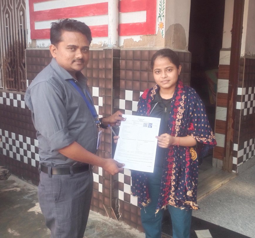 कठूमर कस्बे की भाग संख्या 112 के BLO हेमंत कुमार ने घर-घर पहुँचकर बांटे परिगणना पत्र