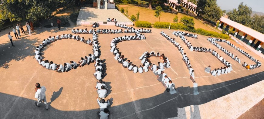 वंदे मातरम् की 150 वी वर्षगांठ पर मानव श्रृंखला बनाकर तिरंगा रैली निकाली