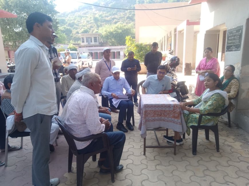 जिला निर्वाचन अधिकारी ने किशनगढ़ बास विधानसभा क्षेत्र के मतदान केंद्रों का किया निरीक्षण