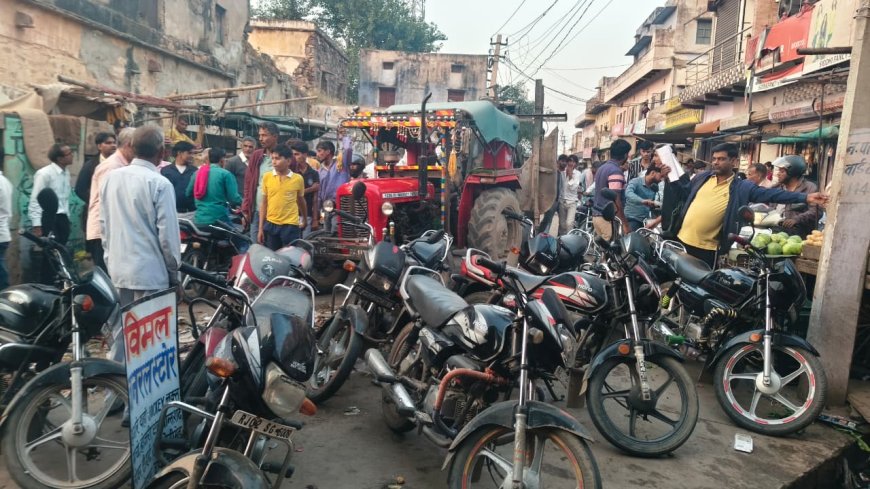 बाजार में सड़के हुई संकरी वाहन चालकों में होते हैं झगड़े