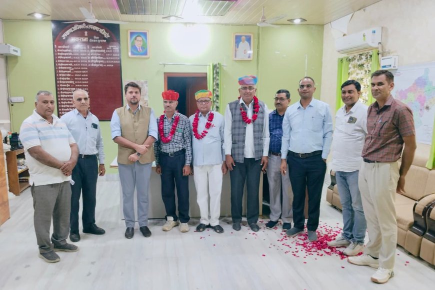 मतदाता सूची पुनरीक्षण में उत्कर्ष्ठ कार्य करने वाले बीएलओ का उपखंड अधिकारी ने किया सम्मान