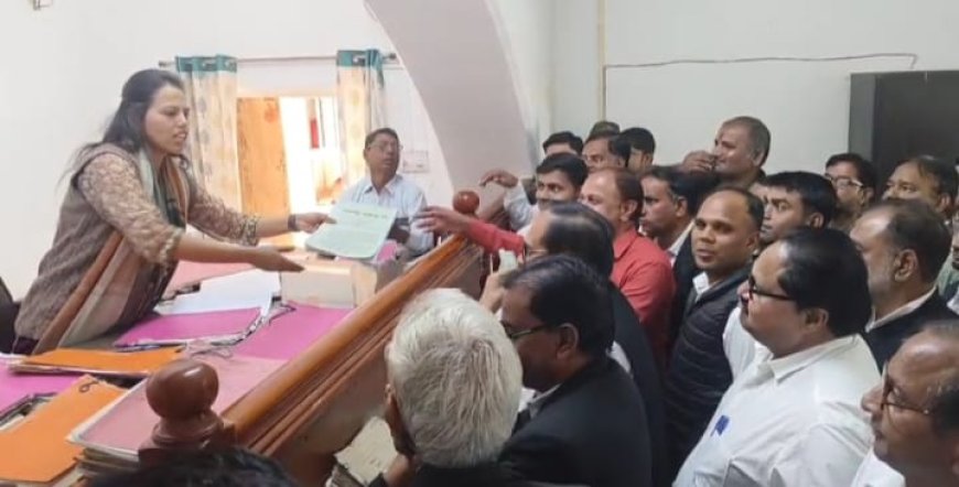 केन्द्रीय विद्यालय क्षेत्र में खोले जाने की मांग को लेकर जिला कलैक्टर के नाम उपखंड अधिकारी को सौंपा ज्ञापन