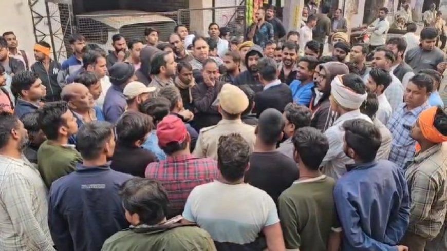 जेसीबी लेकर कच्चा कुंडा कॉलोनी में अतिक्रमण हटाने पहुंचे नगर निगम के अधिकारी,  लोगों में सनसनी