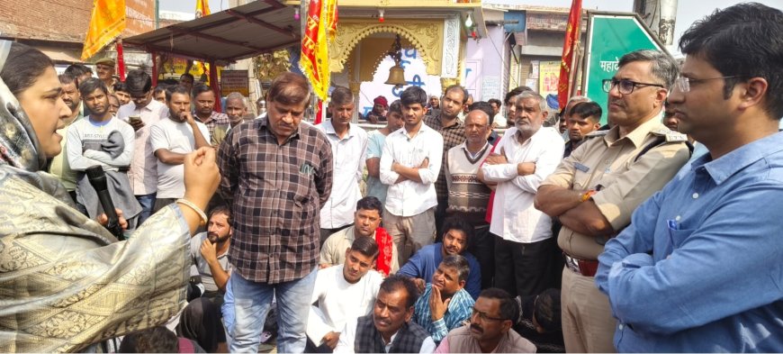 फायरिंग घटना से व्यापारियों में रोष, बाजार बंद रख महादेव चौक पर दिया धरना, सीओ के आश्वासन पर धरना समाप्त