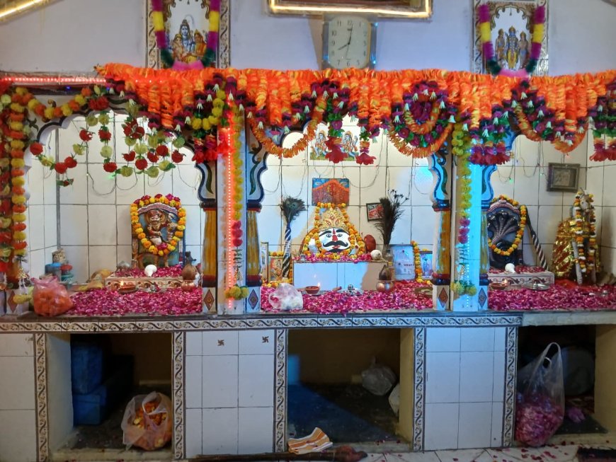 गंगापुर में रेबारी बावजी मंदिर में काल भैरव अष्टमी धुमधाम से मनाई, फूल माला से सजा माता का दरबार, श्रद्धालुओं ने की पूजा