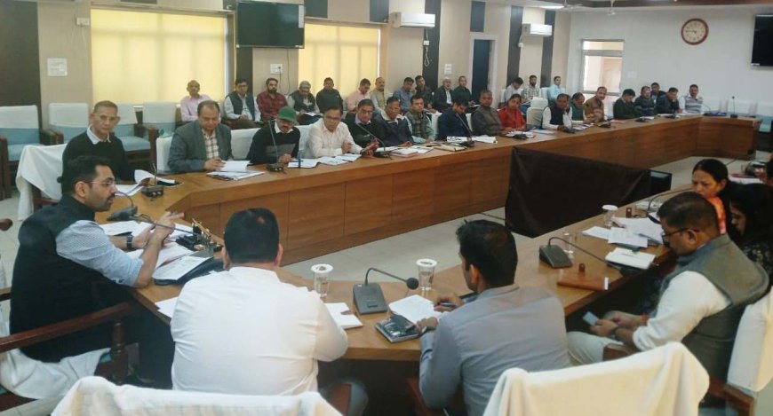 जिला कलक्टर की अध्यक्षता में साप्ताहिक समीक्षा बैठक आयेजित