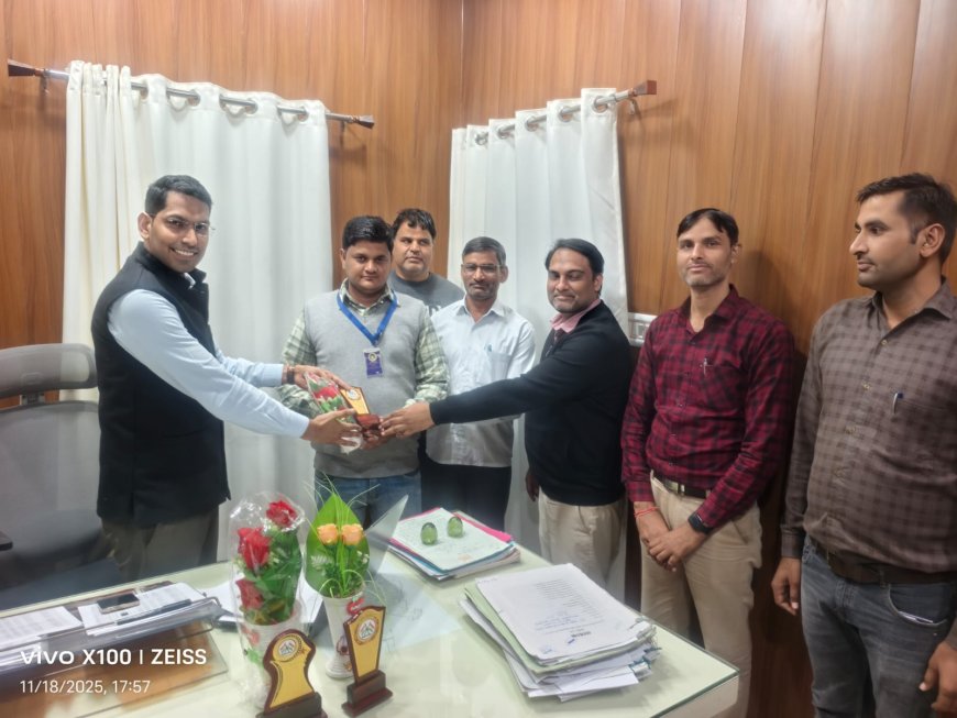 कठूमर निर्वाचक रजिस्ट्रीकरण अधिकारी ने एक सुपरवाइजर और दो बीएलओ को किया  सम्मानित