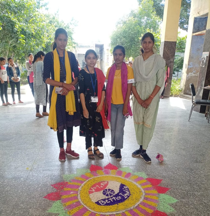 रंगोली बनाकर दिया मतदान का संदेश,  आंगनबाड़ी कार्यकर्ताओं ने घर-घर जाकर संकलित किए प्रपत्र