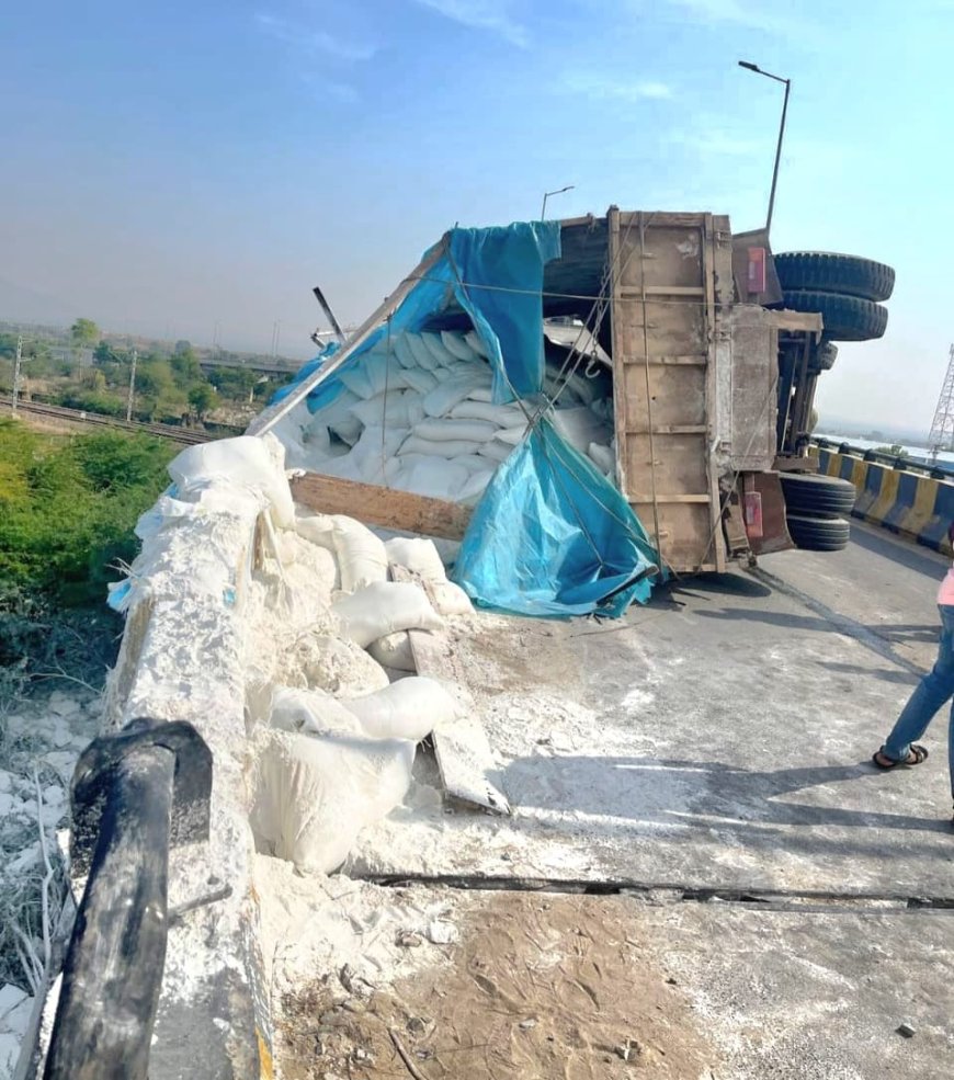 मकराना–मंगलाना ओवरब्रिज पर बड़ा हादसा, कानपुर जा रहा मार्बल पाउडर से भरा ट्रक पलटा