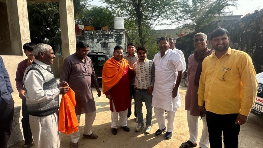 जयबीर सिंह चौधरी के भाई जोगेंद्र सिंह के विवाह समारोह में पहुंचे संत भास्कर भारद्वाज एवं पूर्व विधायक रामहेत सिंह यादव