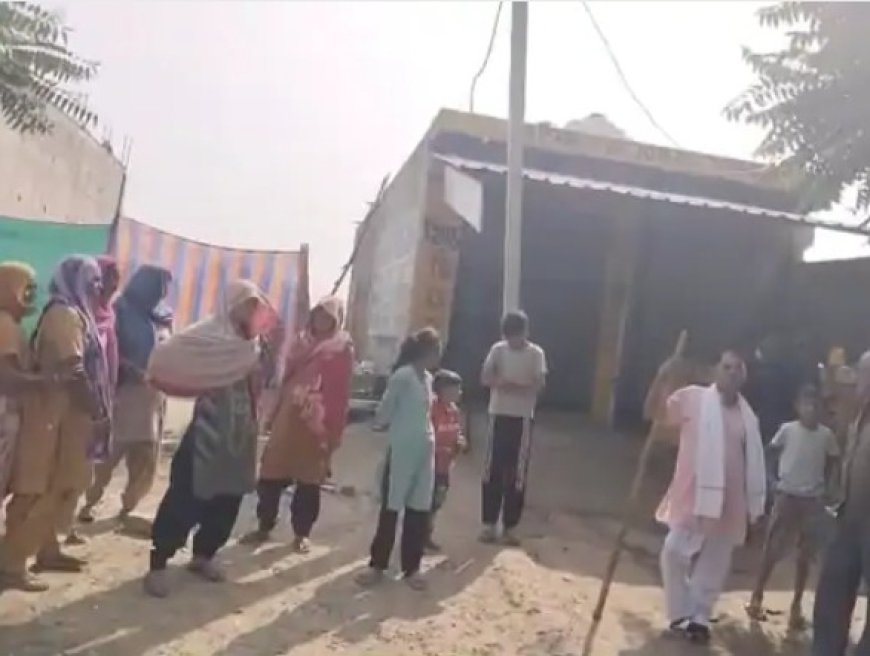 चिड़वाई में शराब ठेके का विरोध: महिलाओं ने किया प्रदर्शन, आरोप- स्टेट हाईवे पर 24 घंटे बिक्री रही शराब