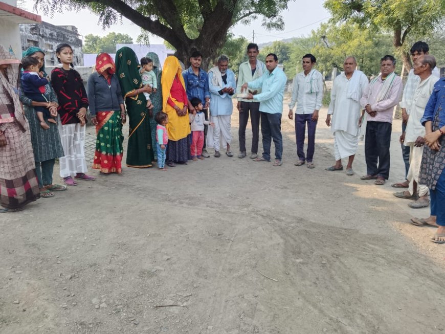 देवती व नारायणपुर को नई ग्राम पंचायत बनाने पर ग्रामीणों ने मिठाई बांटकर खुशी जाहिर की