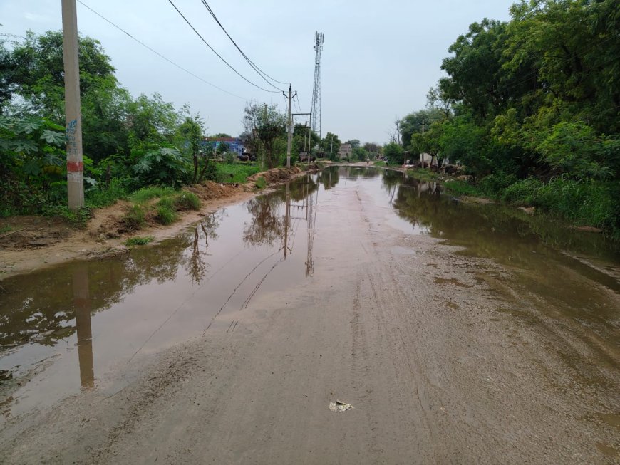खेरली गुर्जर-गोविन्दपुरा सडक मार्ग पर  गोविन्दपुरा व जटवलाई के पास जल भराव, वाहन चालक एवं राहगीर परेशान