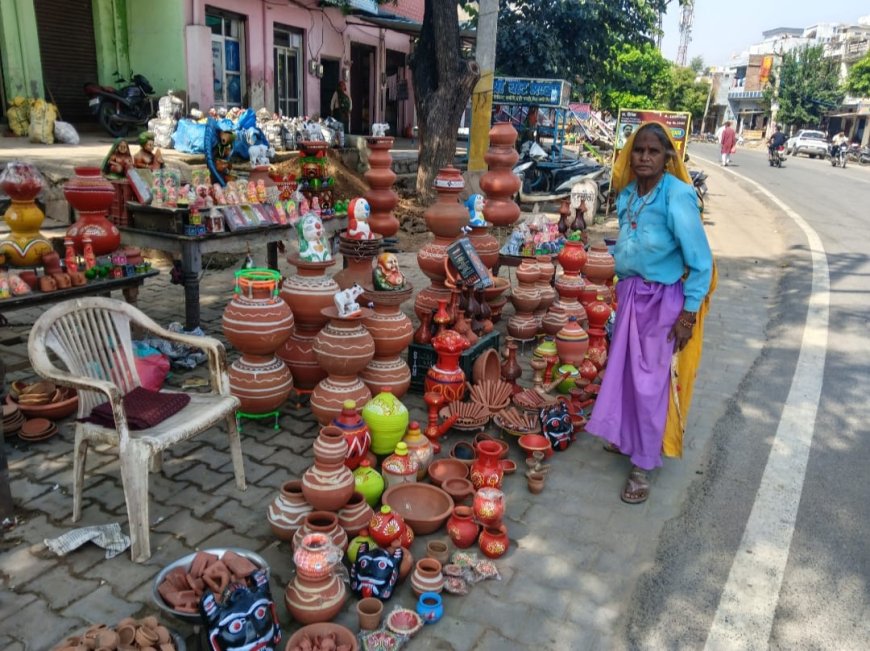 बदलाव पुरानी जीवनशैली व सादगी, स्वच्छता खो रहे,  चाय से लेकर दावतों में बढ़ने लगा मिट्टी के बर्तनों का क्रेज