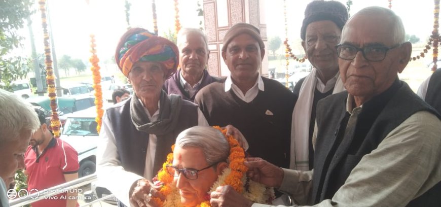 पूर्व सरपंच सोलेत की प्रतिमा अनावरण, ग्रामीण बोले— गांव की पहचान थे सोलेत साहब, अब प्रेरणा बन साथ रहेंगे