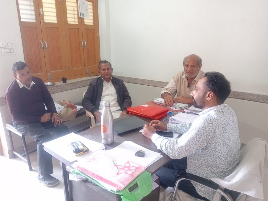 एसआईआर के तहत तहसीलदार दिनेश आचार्य एवं पर्यवेक्षक नेमाराम ने किया फील्ड विजिट