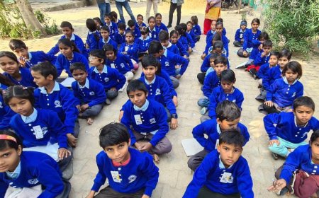 महात्मा गांधी राजकीय विद्यालय गारू के विद्यार्थियों को किये स्वेटर वितरित