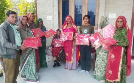 कांवट में शाकंभरी माता के मंदिर में भी श्रद्धालुओं को की माता की चुनरी वितरित