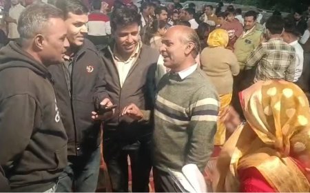 एसआईआर प्रक्रिया मे कोई भी योग्य वोटर लिस्ट से ना छूटे,  शादी के जीमणे में पहुंची बीएलओ की टीम