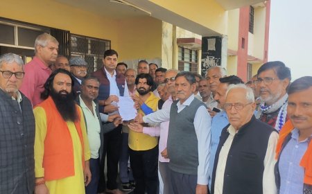 IAS संतोष वर्मा के बयान पर गोविंदगढ़ ब्राह्मण समाज ने जताया रोष, सौपा ज्ञापन