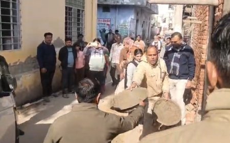 मंदिर भूमि पर अवैध दुकान निर्माण पर निगम की बड़ी कार्यवाही