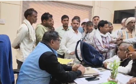 किसानों ने दिन में बिजली देने की मांग को लेकर किया प्रदर्शन सहायक अभियंता ने दिया आश्वासन