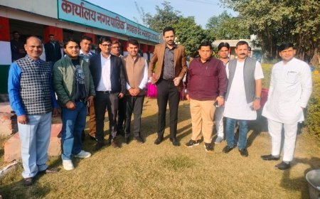 एसआईआर में शत प्रतिशत कार्य पूर्ण होने पर मनाया जश्न, जिला निर्वाचन अधिकारी की उपस्थिति में बीएलओ का किया सम्मान