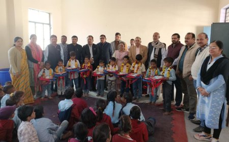 शिक्षण सामग्री प्राप्ति पर बच्चों के चेहरे पर झलकी मुस्कान; शिक्षा व विकास के क्षेत्र में रिखबचन्द मित्तल मददगार - डॉ. तिवाडी