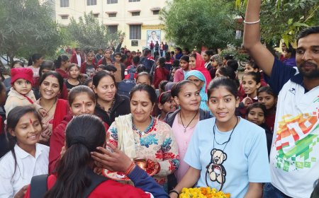 संभाग स्तरीय खेलकूद एवं सांस्कृतिक प्रतियोगिता में विजेता रही छात्रा खिलाड़ियों का किया सम्मान