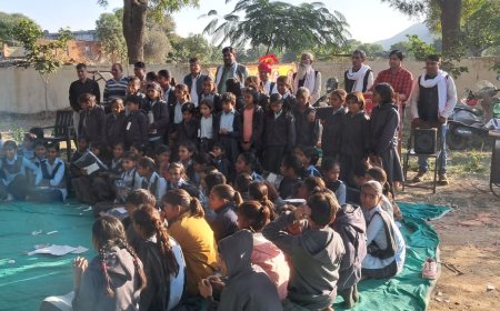 विधार्थियों को गर्म स्वेटर वितरित किए