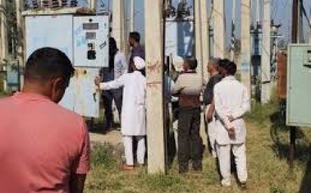 गोविंदगढ़ में किसानों का बिजली विभाग के खिलाफ विरोध प्रदर्शन: दिन में सिर्फ ढाई घंटे मिल रही बिजली, खेतों की सिंचाई, दैनिक कार्य बाधित