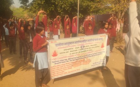 प्राथमिक स्वास्थ्य केंद्र पहड़ावती मे योग प्रशिक ने कराया योग