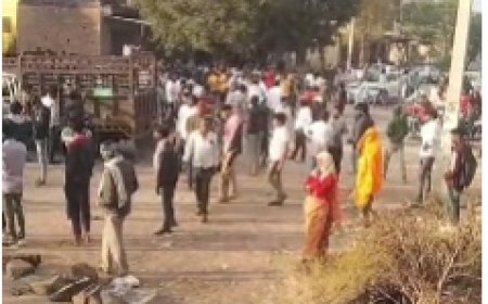 सड़क दुघर्टना में एक की मौत एक घायल। विरोध व्यक्त करते हुए ब्रेकर बनाने की मांग