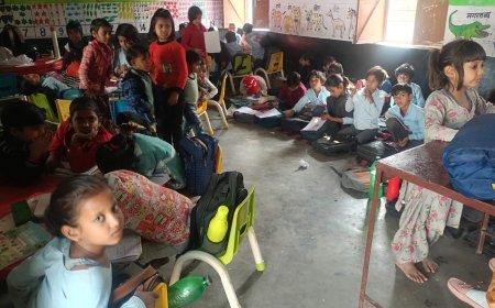 एक कमरे में चार चार कक्षाओं के बच्चे बैठने को मजबूर हैं महात्मा गांधी सीनियर सैकेंडरी विद्यालय के बच्चे