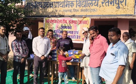 स्कूली विद्यार्थियों को सर्व समाज हेल्प  टीम ने भेंट किए मौजें व जुते