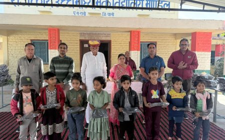 स्वेटर पाकर खिले विधार्थियो के चेहरे, मांडल विद्यालय 200  विधाथियो को किए स्वेटर वितरित