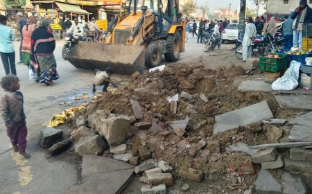 नगर पालिका प्रशासन ने कठूमर रोड से जेसीबी से हटाया अतिक्रमण