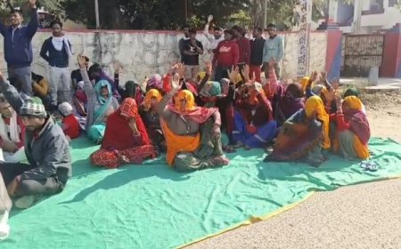 अपह्त महिला को बरामद कर अपहरण का मुकदमा दर्ज कर आरोपियों की गिरफ्तारी की मांग को लेकर डीएसपी आफिस के बाहर धरना प्रदर्शन