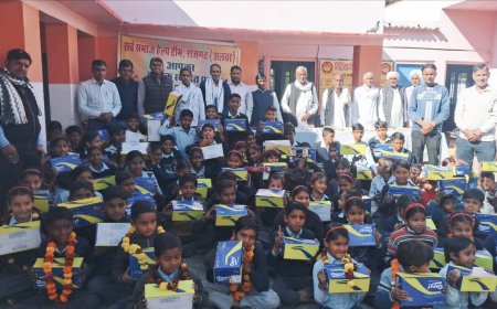 माली बास मे स्कूली विद्यार्थियों को भेंट किए मौजें व जूते