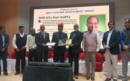 जयपुर के  5वें एलुमनाई अवार्ड समारोह मे सीताराम गुप्ता लाइफटाइम अचीवमेंट अवार्ड से सम्मानित