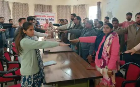 अटल बिहारी वाजपेयी जयंती पर सुशासन दिवस:गोविन्दगढ़ एसडीएम ने अधिकारियों-कर्मचारियों को दिलाई शपथ