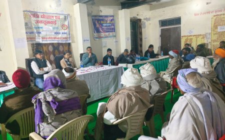 भैंसडावत में टूटी सड़क, जलभराव के मुद्दे उठे: रात्रि चौपाल में पेयजल पाइपलाइन खुदाई के बाद सड़क मरम्मत नहीं करने की शिकायत दी