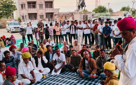 अरावली बचाओ व मनरेगा बचाओ काे लेकर हरिशंकर मेवाड़ा के नेतृत्व में किरवा से खराेकड़ा तक 6 किमी पैदल मार्च निकाला