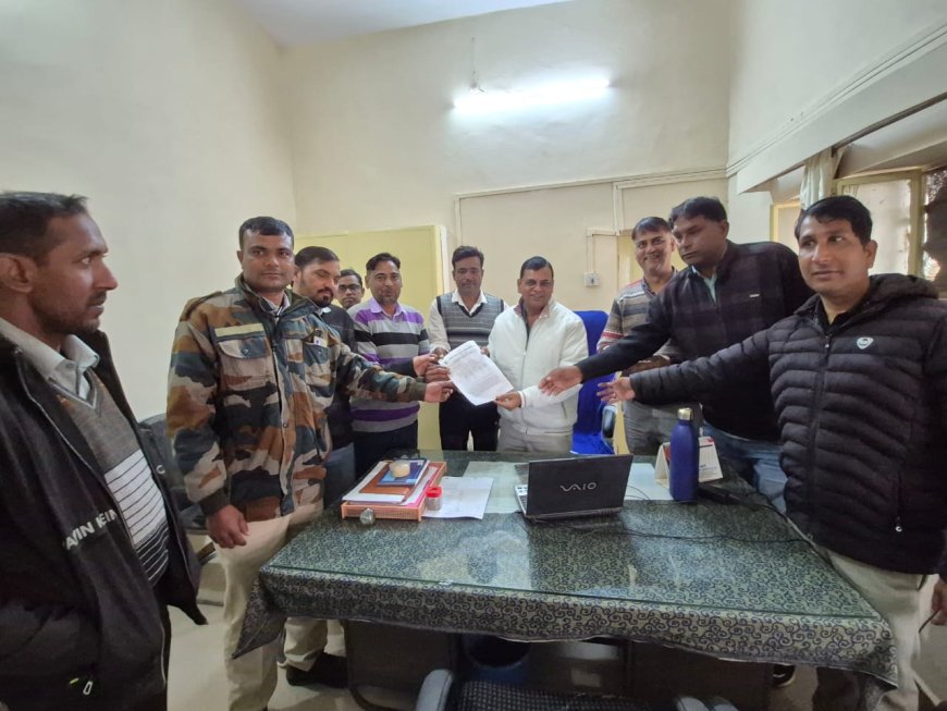 विद्युत कर्मचारियों ने अजमेर डिस्कॉम के प्रबंध निदेशक के नाम सौंपा ज्ञापन