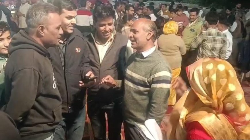 एसआईआर प्रक्रिया मे कोई भी योग्य वोटर लिस्ट से ना छूटे,  शादी के जीमणे में पहुंची बीएलओ की टीम