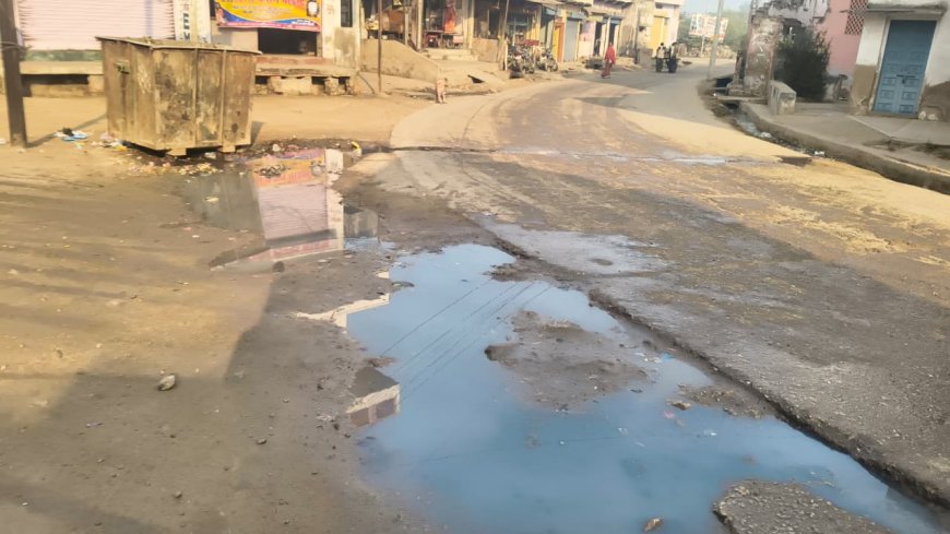 नालियाें की सफाई नहीं, गंदा पानी सड़क पर, लोग परेशान