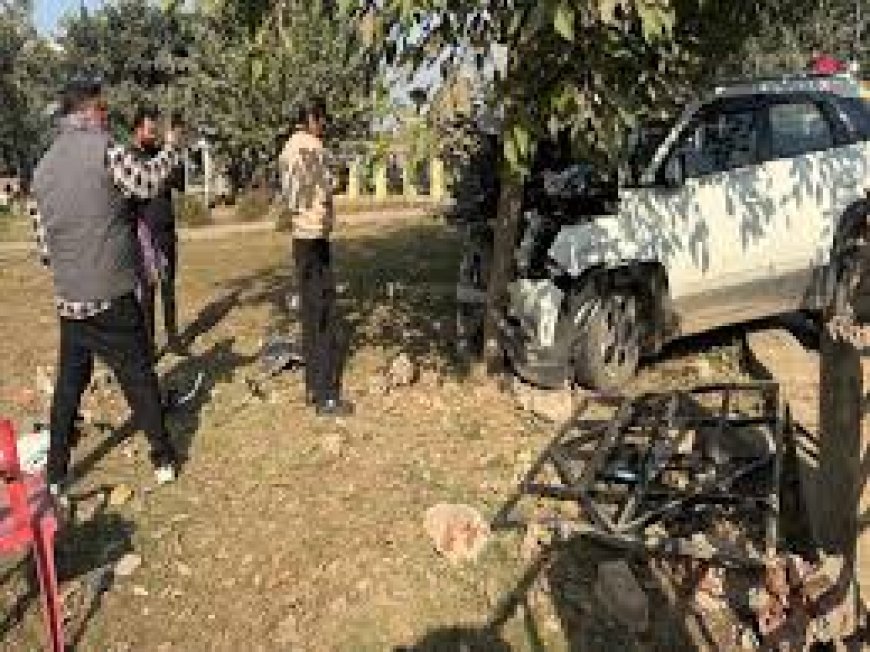 टेल्को सर्किल को तोड़ते हुए कार पेड़ से टकराई: कार का टूटा हिस्सा दूर पड़ा मिला, ड्राइवर बाल-बाल बचा